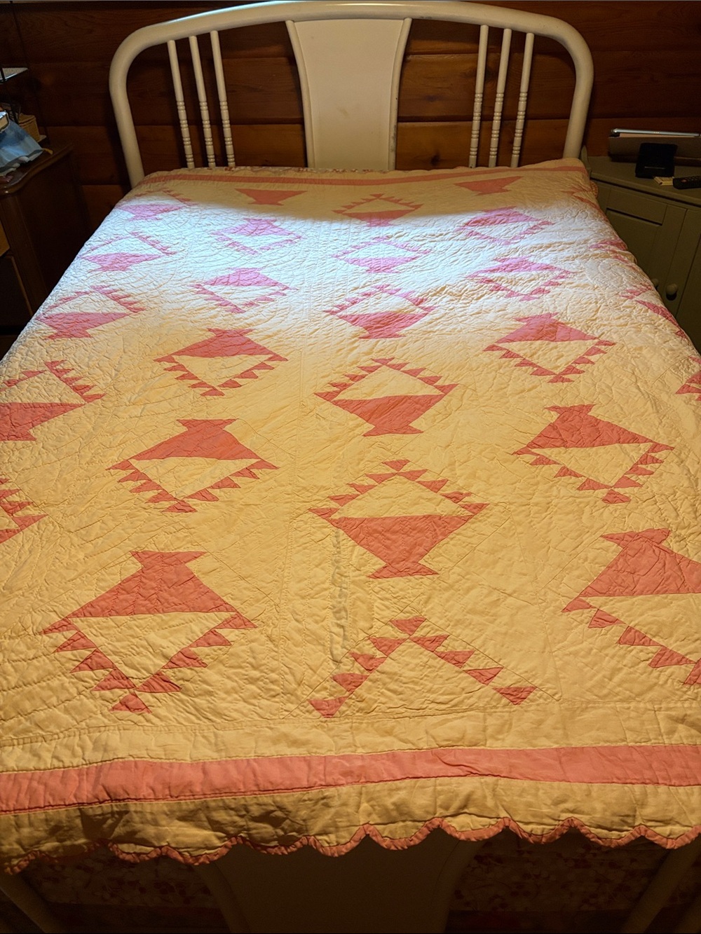 VINTAGE HANDMADE FLOWER BASKET QUILT